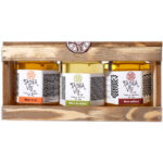 Cadoul crăițelor: miere de tei, salcâm și polifloră (cutie lemn)